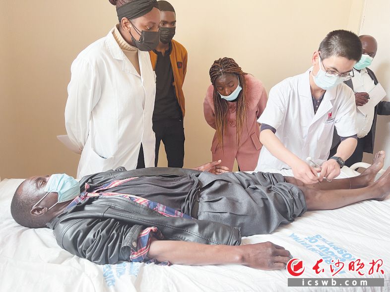 随着针灸治疗效果的广泛传播,众多当地民众前来寻求朱伟医生的治疗。均为受访者供图 随着针灸治疗效果的广泛传播,众多当地民众前来寻求朱伟医生的治疗。均为受访者供图