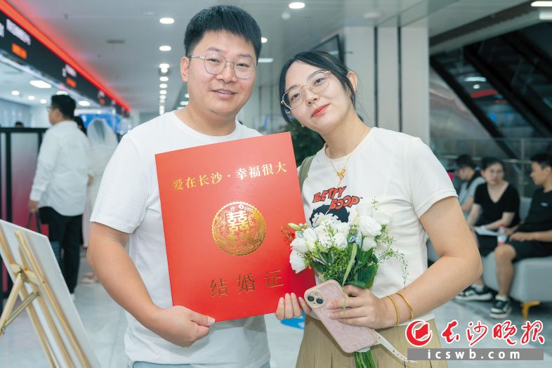 谭先生和曾女士领到了“0001号”，是当天雨花区民政局婚姻登记中心第一对办理结婚登记的新人。长沙晚报全媒体记者 周数邑 摄