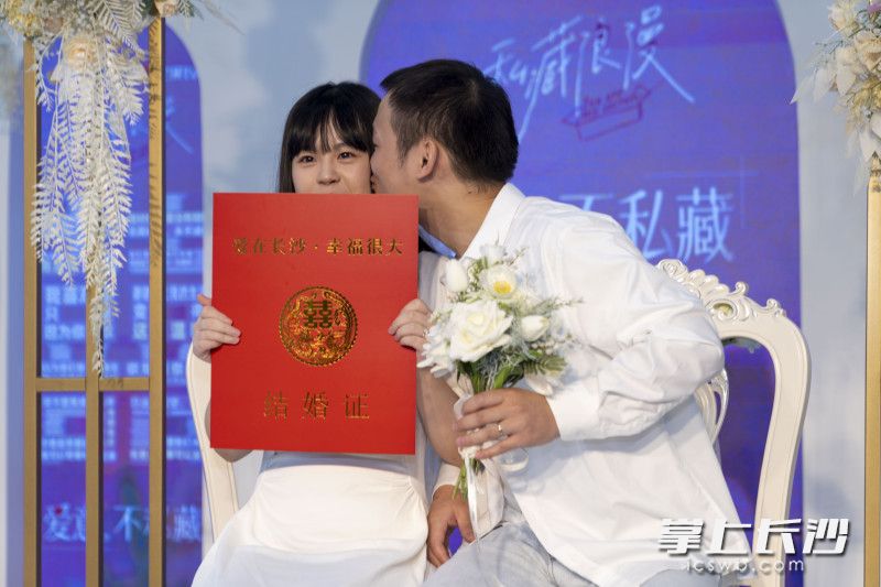 雨花区民政局婚姻登记机关还举行“玫瑰不私藏计划”活动，为前来登记的新人免费发放玫瑰花，并精心布置西式婚礼拍照区，助力全民热恋。