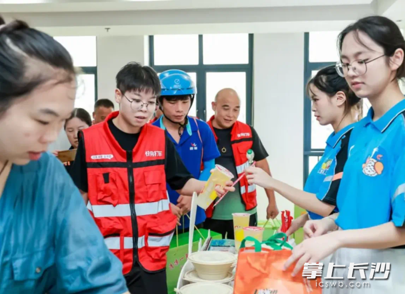 长沙“工会爱新餐”通过联合爱心餐饮商家及社会公益等多方力量,解决外卖员“就餐难、就餐贵”问题。 长沙“工会爱新餐”通过联合爱心餐饮商家及社会公益等多方力量,解决外卖员“就餐难、就餐贵”问题。