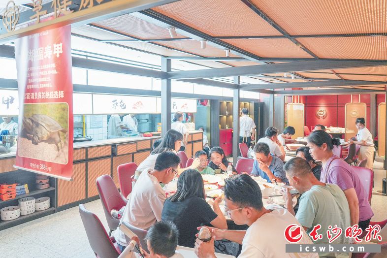 位于高桥的甲鱼馆，食客爆满。