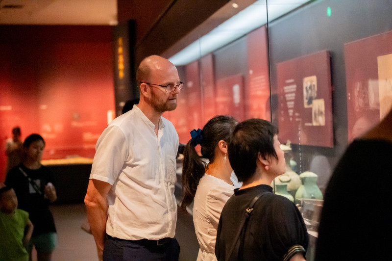 每天有超万海内外游客参观“她从长安来”特展。 每天有超万海内外游客参观“她从长安来”特展。