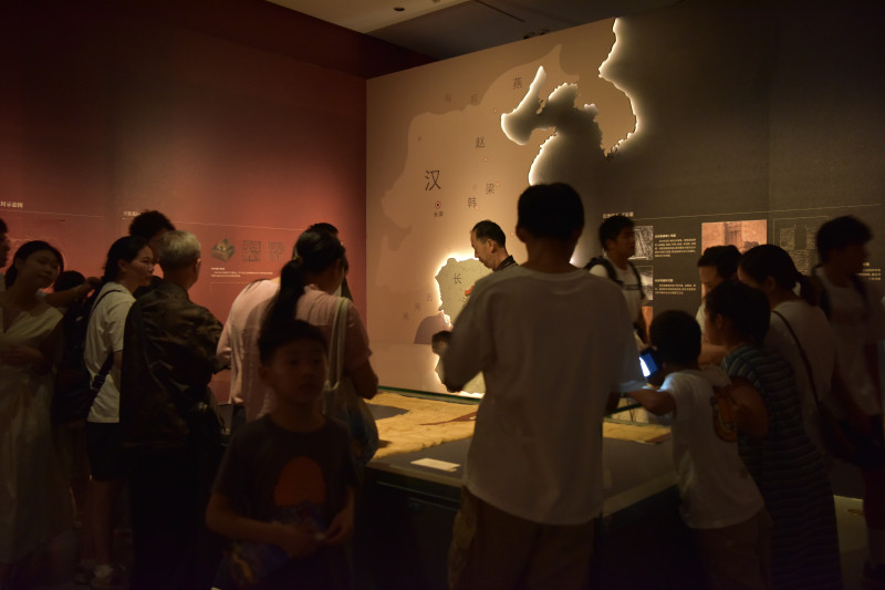 每天有超万名游客参观长博“她从长安来——汉长沙国渔阳王后和她的时代”特展。 每天有超万名游客参观长博“她从长安来——汉长沙国渔阳王后和她的时代”特展。