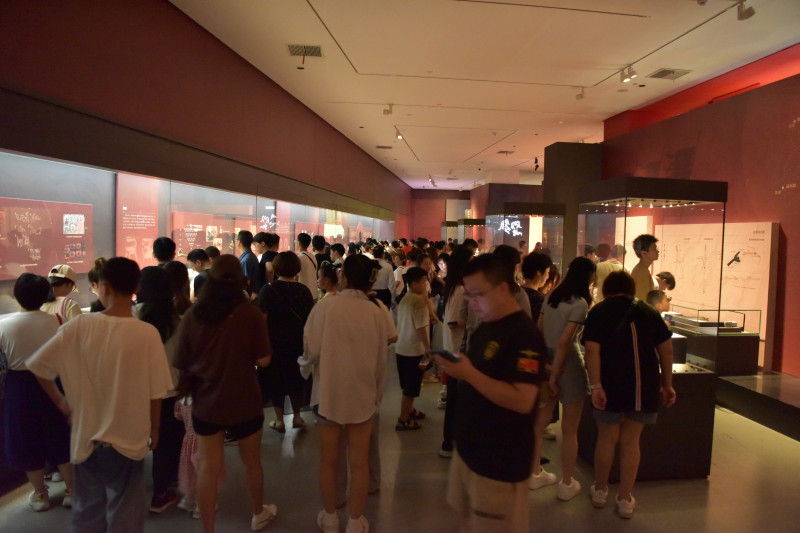 每天有超万名游客参观长博“她从长安来——汉长沙国渔阳王后和她的时代”特展。 每天有超万名游客参观长博“她从长安来——汉长沙国渔阳王后和她的时代”特展。