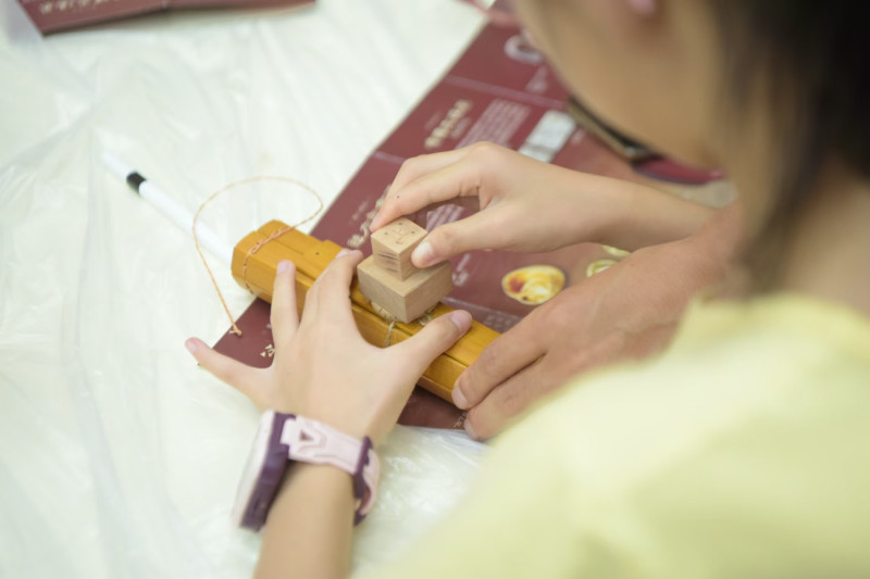 学写汉隶书法的小学生认认真真写字。 学写汉隶书法的小学生认认真真写字。