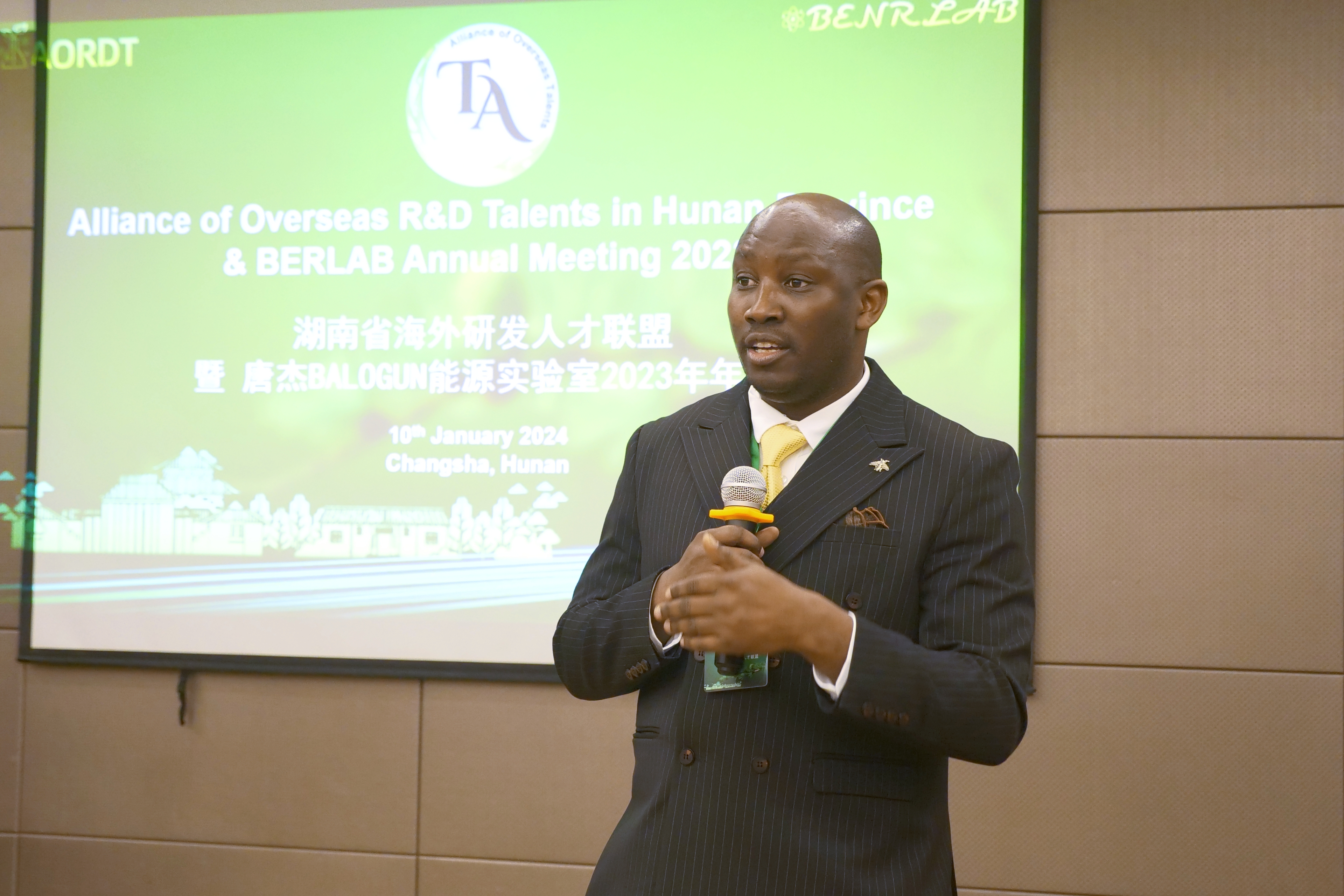 唐杰在其能源实验室举办总结年会。