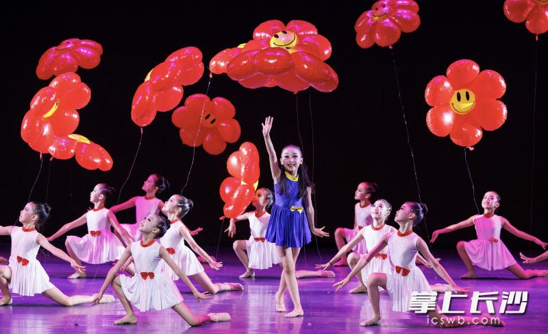 长沙市少年宫孩子们表演的《送你一朵小红花》。
