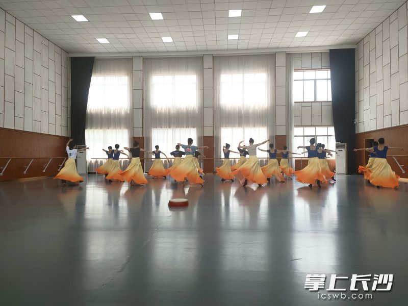 成员们在学校舞蹈排练室每日抠动作。