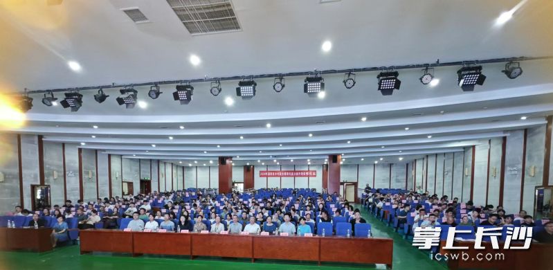 来自怀化市各市县的220名乡村医生师资骨干参加了培训。