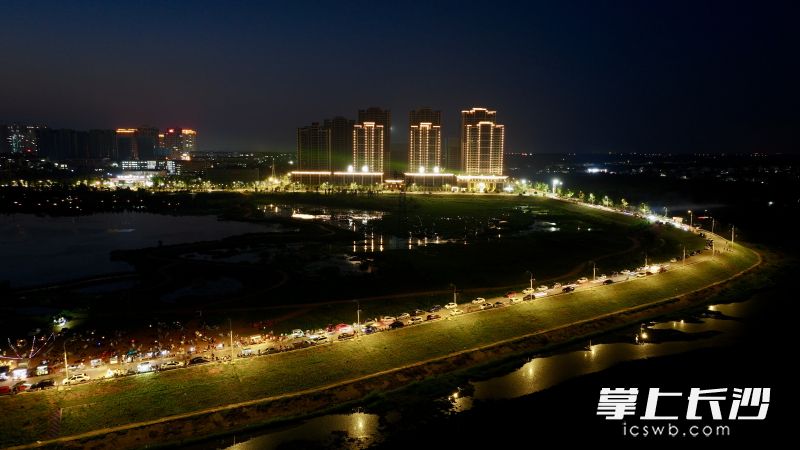 每到夜晚，湘阴县的东湖江畔格外喧闹。