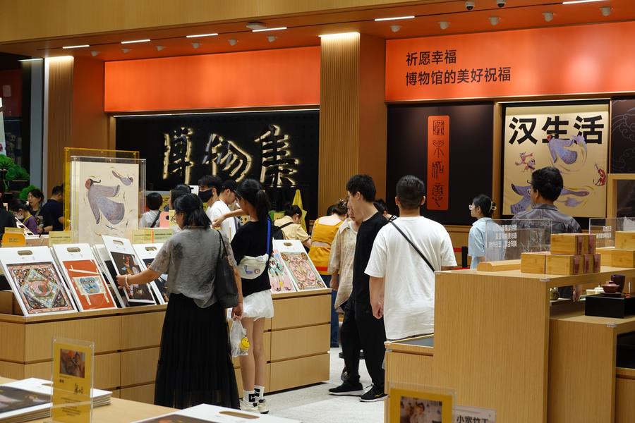 Visitors select cultural products at the museum park of Hunan Museum in Changsha, central China's Hunan Province, Aug. 18, 2024. (Xinhua/Zhang Ge)