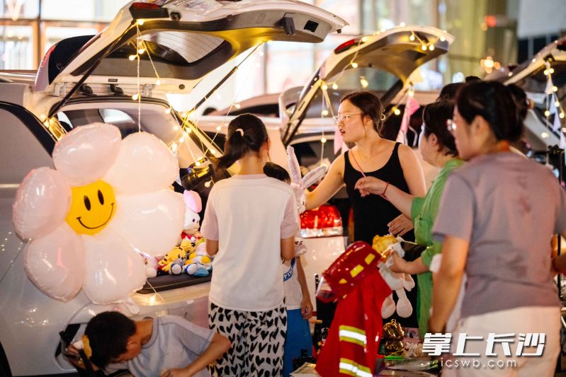 活动现场吸引了不少居民参与。