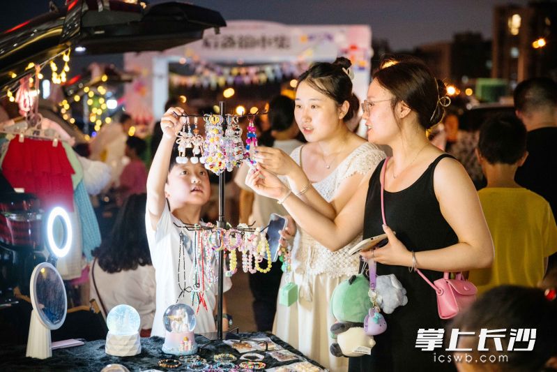 不少求职者在家门口逛后备箱集市的同时“逛到”心仪的工作。