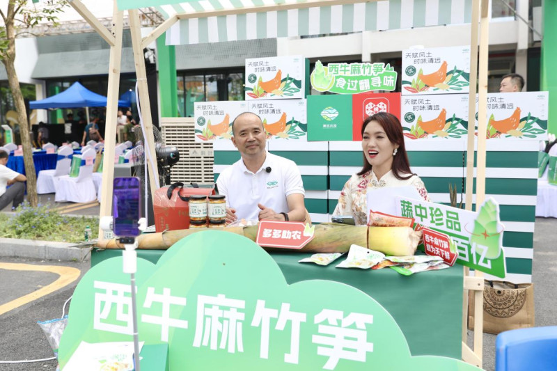 清远市农业农村局副局长李敏怀为西牛麻竹笋“代言”。谭家富 摄 清远市农业农村局副局长李敏怀为西牛麻竹笋“代言”。谭家富 摄