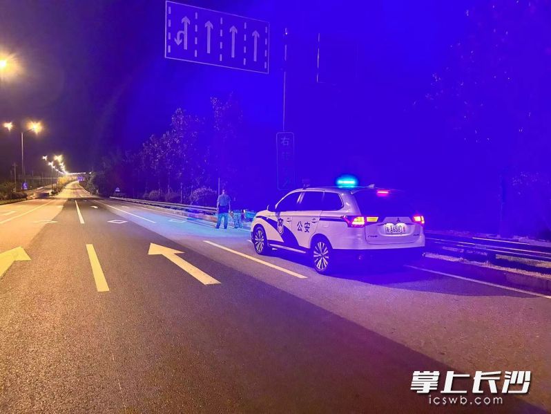 警灯照亮老人回家路。