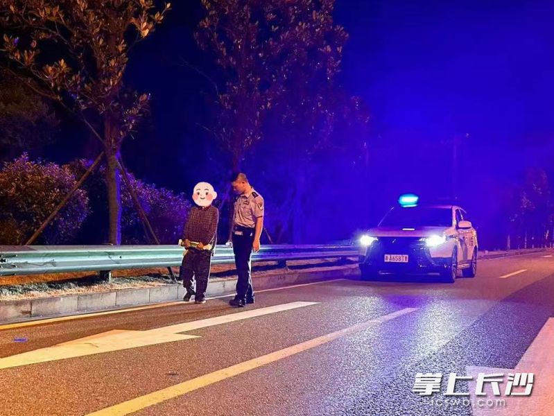警车跟着老人缓行一公里，照亮老人回家路。均为长沙晚报通讯员 唐采苓 供图
