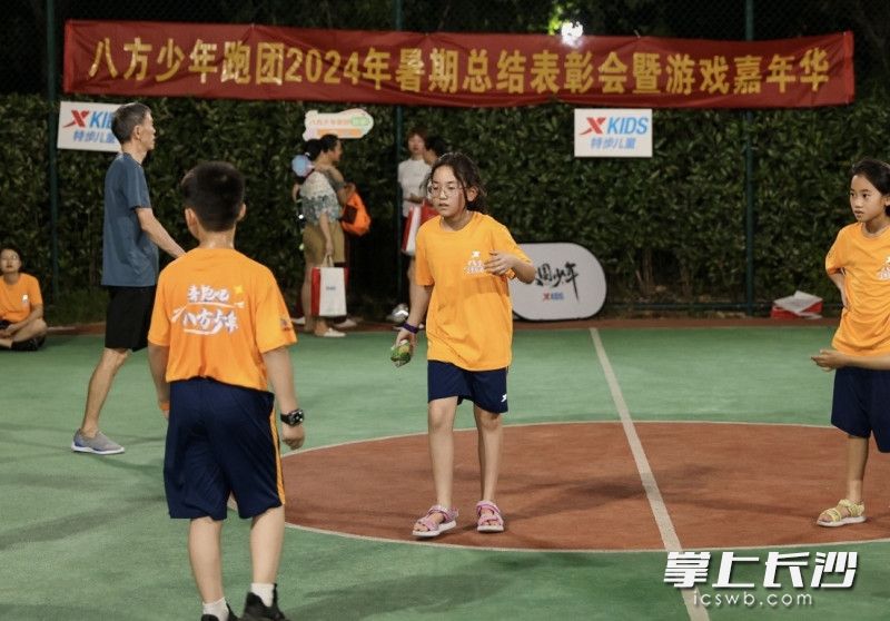 孩子们穿梭在各个趣味运动现场。