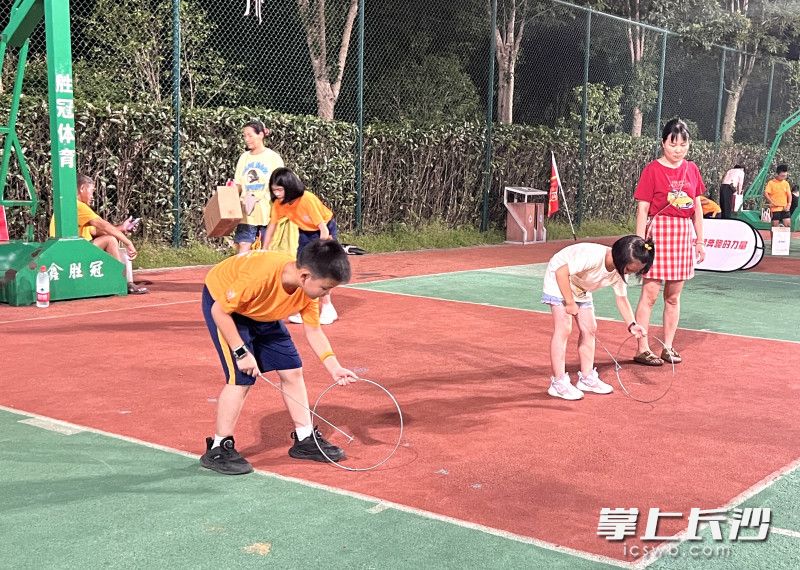 现场设置了10余个趣味运动。 均为长沙晚报全媒体记者刘俊摄
