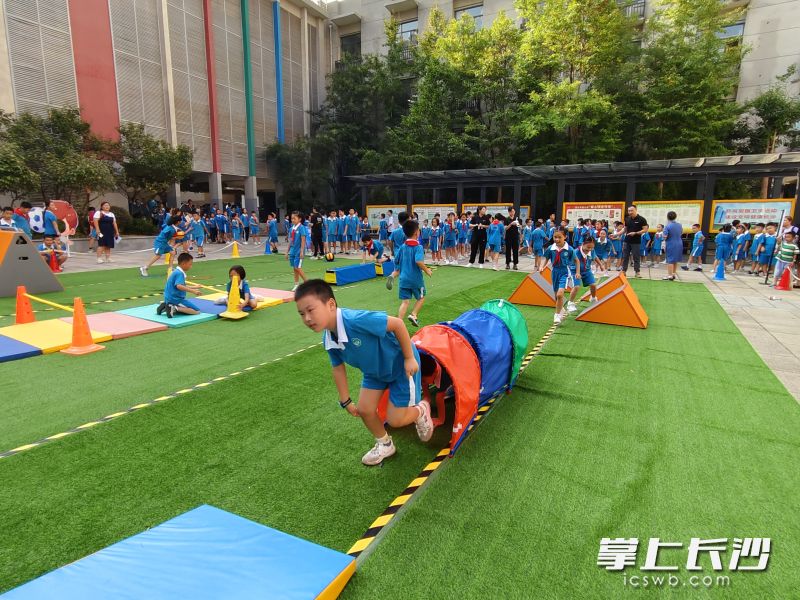 博才卓越小学东校区的学生进行“嗨FUN跑酷”运动。