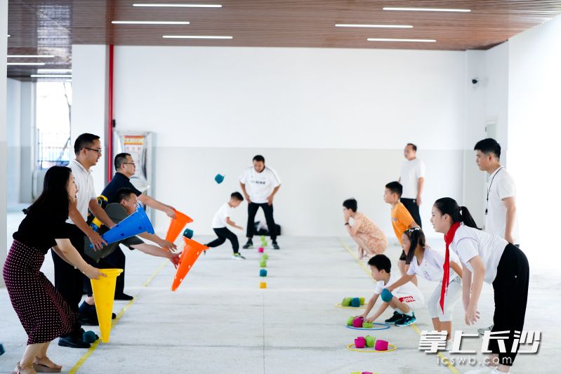 学生和家长一起开展“你抛我接”活动。