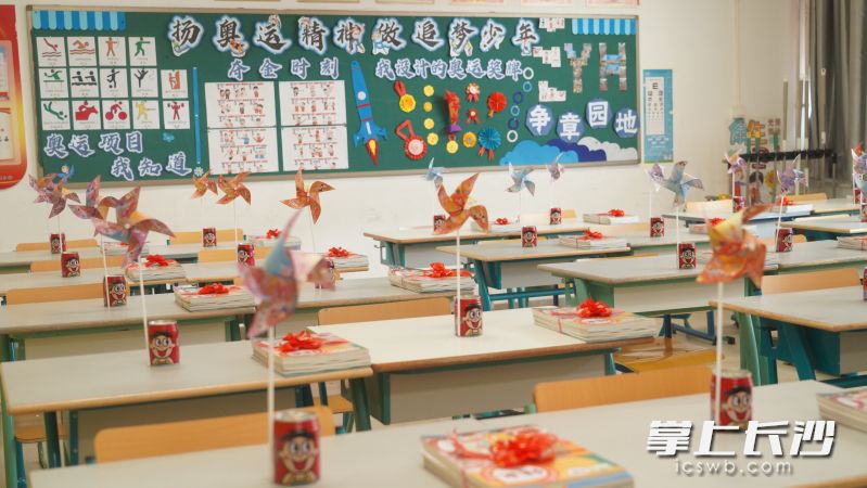 各个班级的教室都进行了精心装饰。 各个班级的教室都进行了精心装饰。