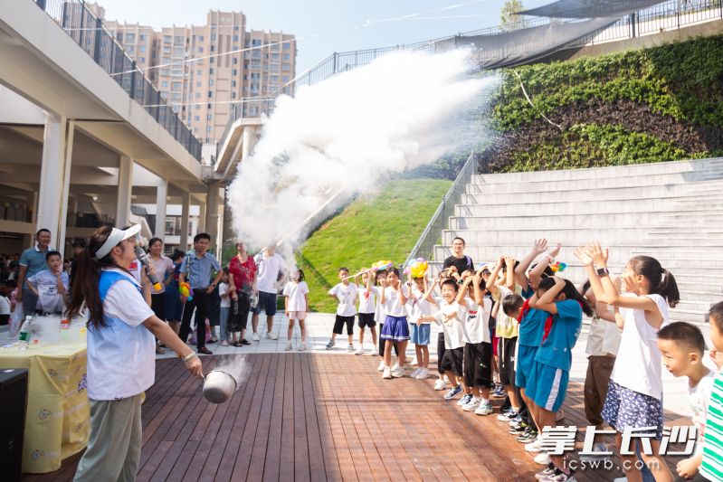 科技秀吸引了众多孩子的关注。