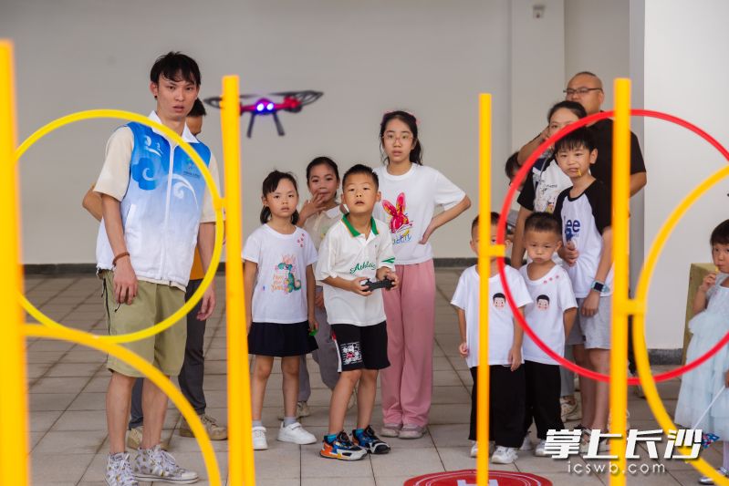 一名同学体验操纵无人机。