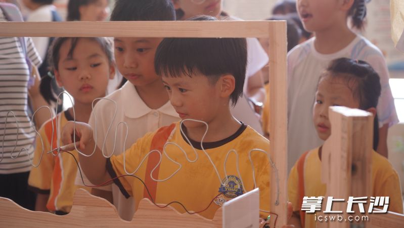 同学们在游园活动中进行各种体验。 同学们在游园活动中进行各种体验。