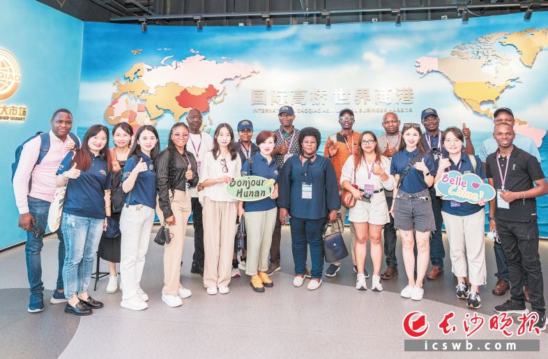 The African media group of "China Up-close" Hunan Tour visited the Hunan Gaoqiao Grand Market on Sunday.(All photo by Chen Fei)