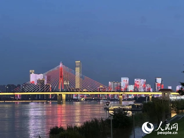 Photo shows the night view along the Xiangjiang River in Changsha, capital city of central China's Hunan Province. (People's Daily Online/Wu Xiwei)
