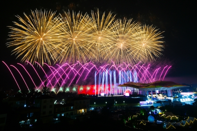 Fireworks light up the sky in Liuyang, a county-level city in Changsha, capital city of central China's Hunan Province. (Photo/Deng Xialin)