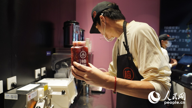 An employee works in a beverage shop in Changsha, capital city of central China's Hunan Province. (People's Daily Online/Wu Xiwei)