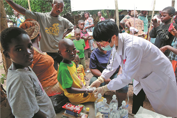 A medical professional from the Second Xiangya Hospital of Central South University treats local children for free in Sierra Leone. [Photo provided to China Daily]
