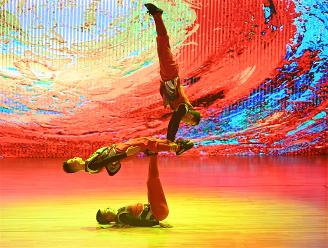 On September 3, Hunan artists stage an acrobatic performance in Ahmadi Governorate, Kuwait.