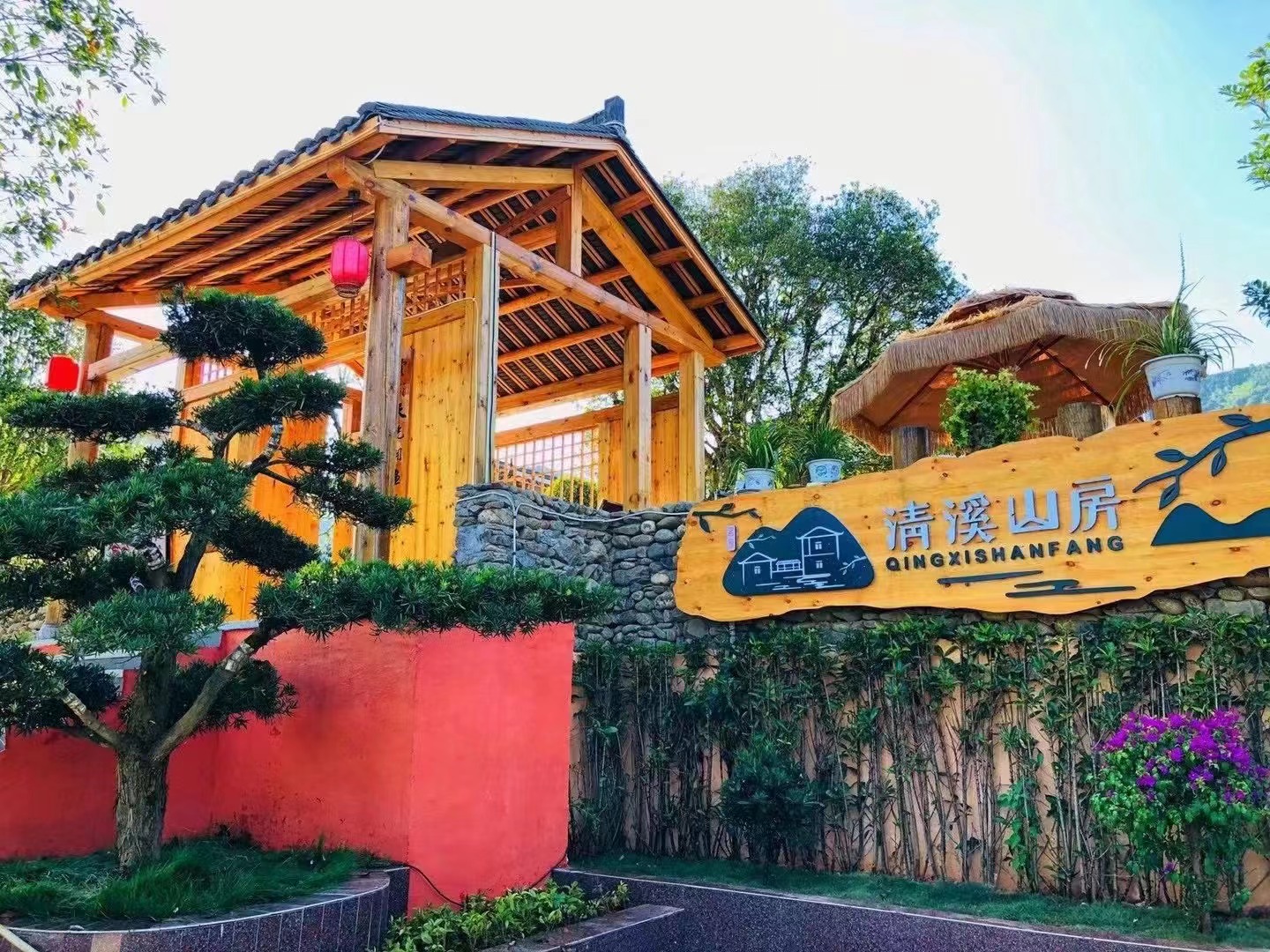 如今，小河民宿、餐饮已有80多家。