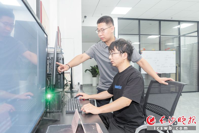 顾善植（左）与长沙双向奔赴、共同成长，驰骋在AI赛道上。长沙晚报全媒体记者 周数邑 摄