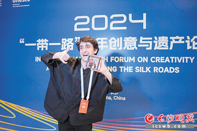 拿到钥匙扣，青年代表高兴地举起来拍照留念。　　长沙晚报全媒体记者 唐子路 摄