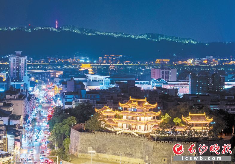 天心区对天心阁实施全面提质改造，推出夜游项目，打造全省首个光影公园。 邹麟 摄