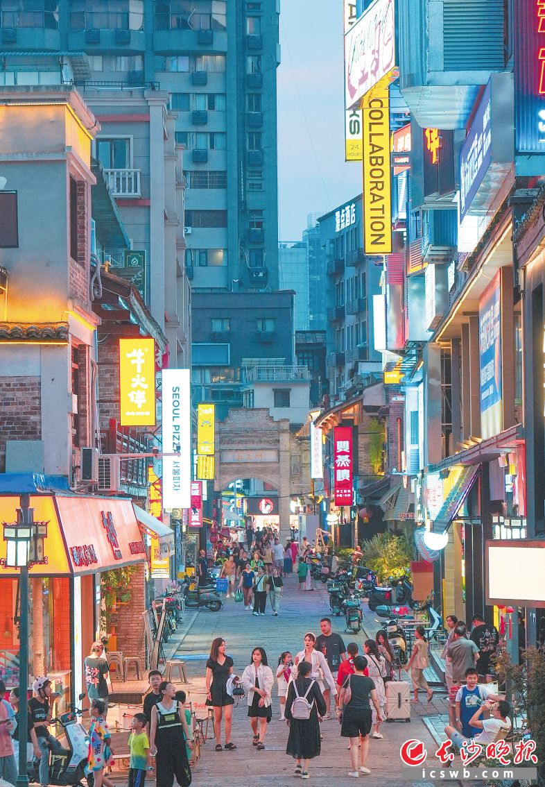开福区潮宗街历史文化街区，吸引不少游客拍照游玩。长沙晚报全媒体记者 邹麟 摄