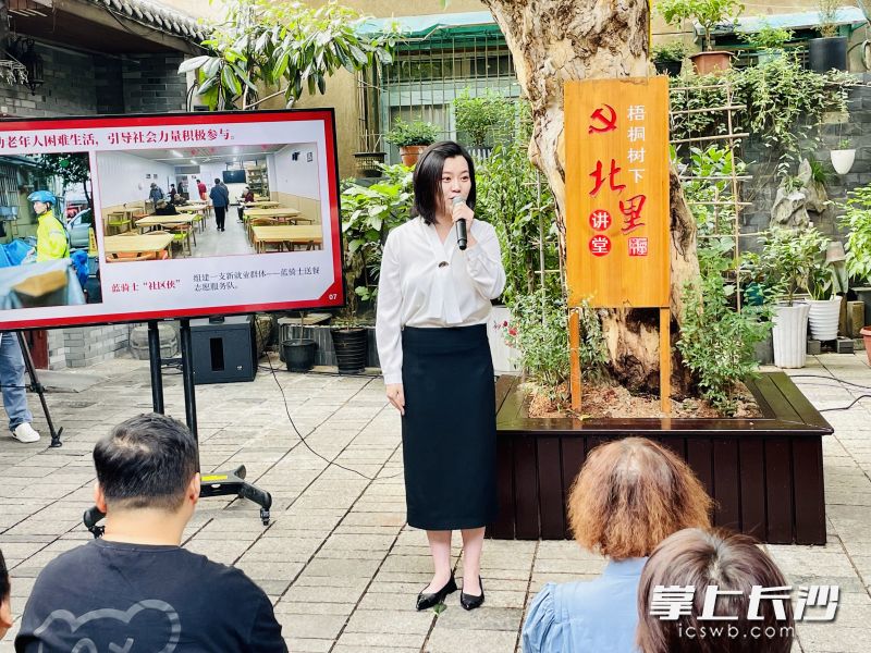 市民、游客围坐，倾听党的二十届三中全会精神在基层投射的鲜活故事、生动实践。长沙晚报全媒体记者 李卓 摄