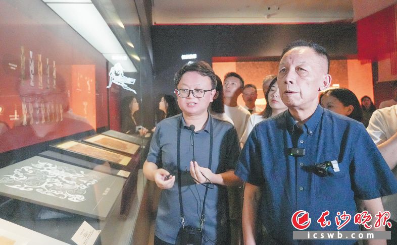 9月26日下午,易中天来到长沙博物馆参观“她从长安来”特展。均为长沙晚报全媒体记者 邹麟 摄 9月26日下午,易中天来到长沙博物馆参观“她从长安来”特展。均为长沙晚报全媒体记者 邹麟 摄