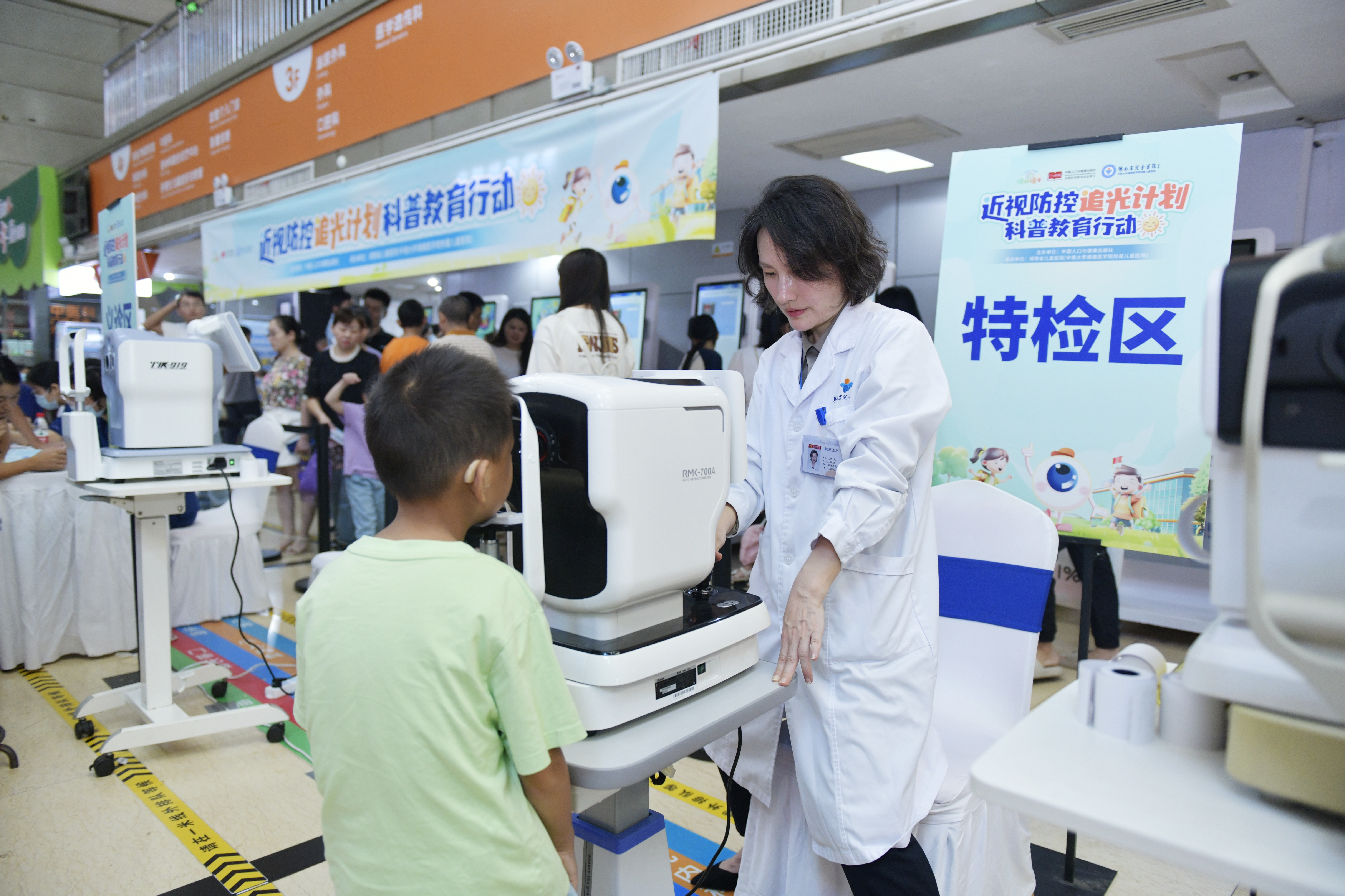 湖南省儿童医院眼科主任、主任医师田彧正在为孩子检查。长沙晚报通讯员 姚家琦 摄