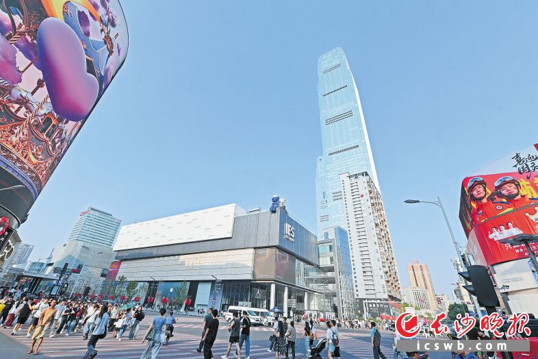 The 452-meter-tall Changsha IFS building is located in the Wuyi Commercial Circle.(Photo by Wang Zhiwei)