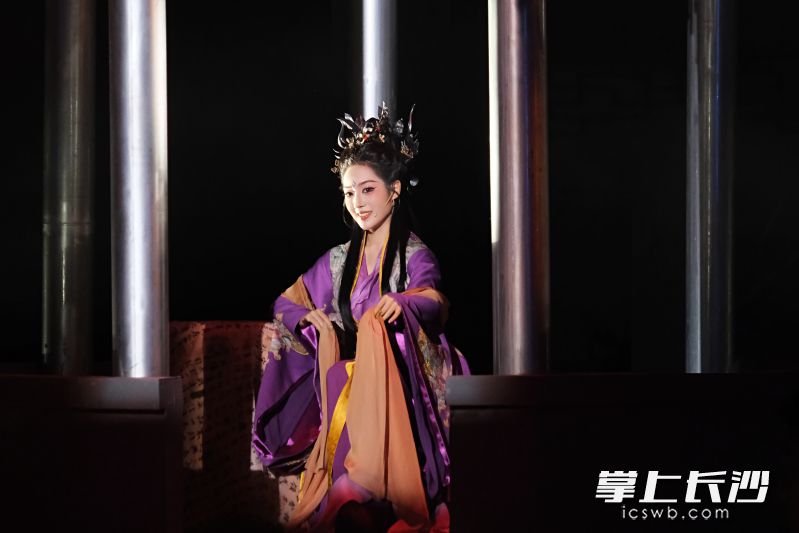 Stage photo of the new Chinese-style Hunan opera 