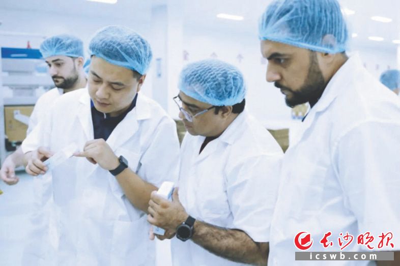 今年以来,楚天科技多次组织海外客户在长沙合作企业参观。长沙晚报通讯员 张飞 供图 今年以来,楚天科技多次组织海外客户在长沙合作企业参观。长沙晚报通讯员 张飞 供图