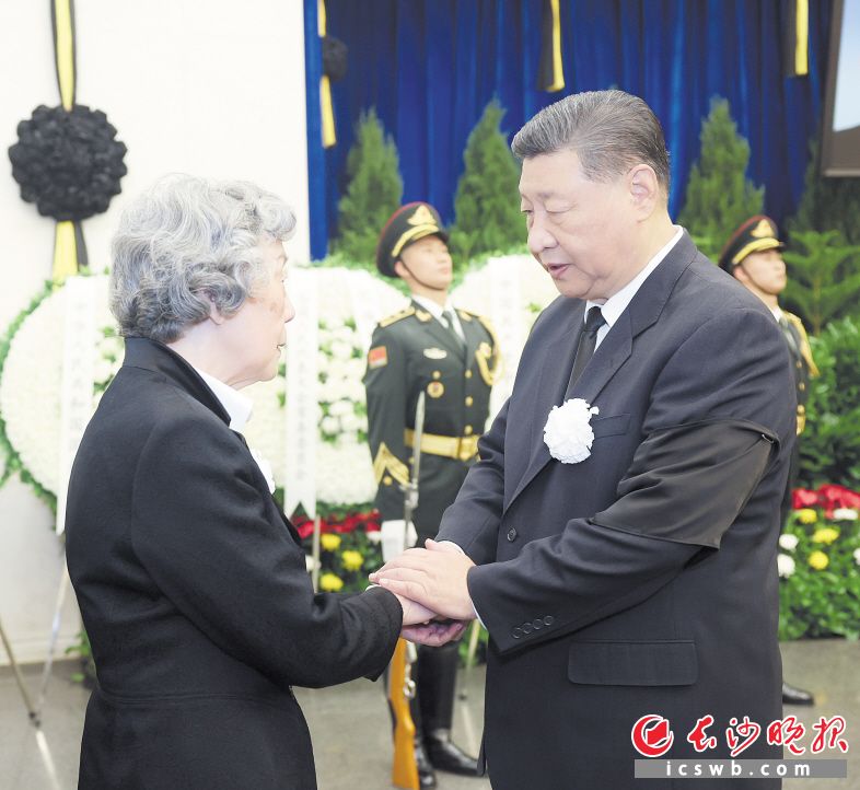 　　10月14日，吴邦国同志遗体在北京八宝山革命公墓火化。习近平、赵乐际、王沪宁、蔡奇、丁薛祥、李希、韩正等前往八宝山送别，胡锦涛送花圈表示哀悼。这是习近平与吴邦国亲属握手，表示深切慰问。　　新华社记者　　鞠鹏 摄