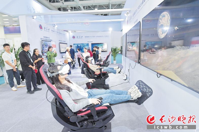 　　在新华社“数字月球”展区，观众戴上VR眼镜，体验“遨游月球”。 长沙晚报全媒体记者 王志伟 摄