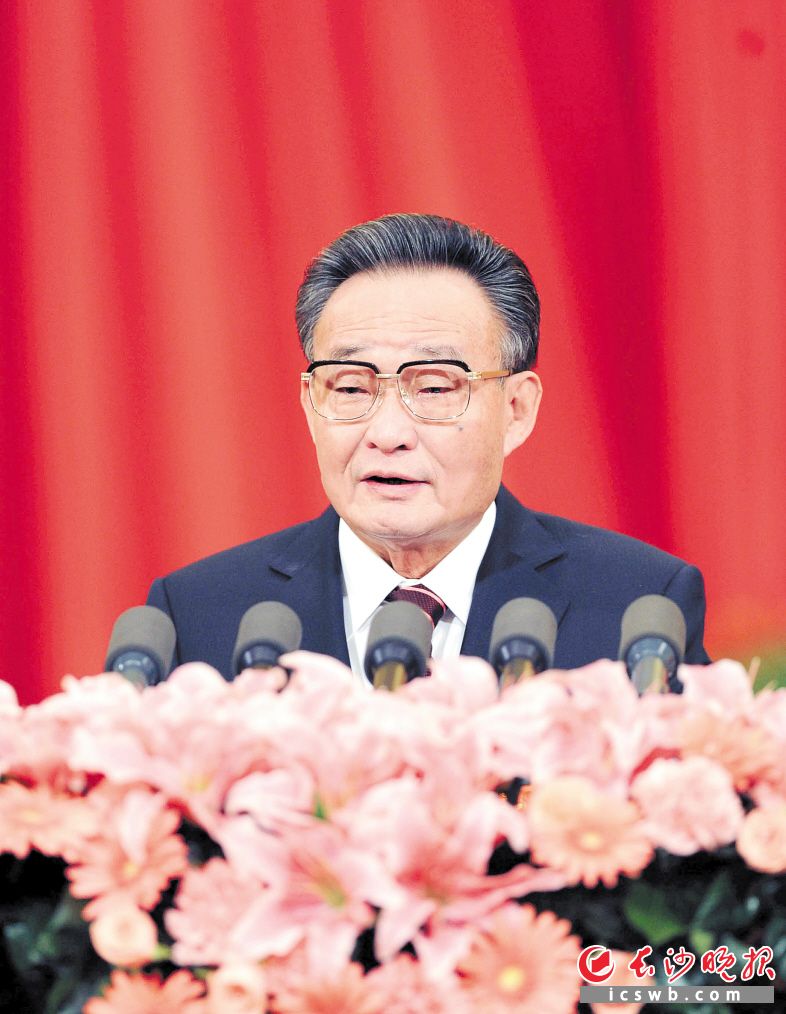 　　2011年3月10日，十一届全国人大四次会议在北京人民大会堂举行第二次全体会议。吴邦国同志作全国人民代表大会常务委员会工作报告。　　新华社记者 谢环驰 摄