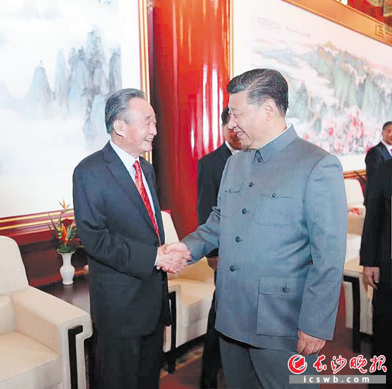 　　2021年7月1日，庆祝中国共产党成立100周年大会在北京天安门广场隆重举行。这是庆祝大会前，习近平同志与吴邦国同志握手。               新华社记者 鞠鹏 摄