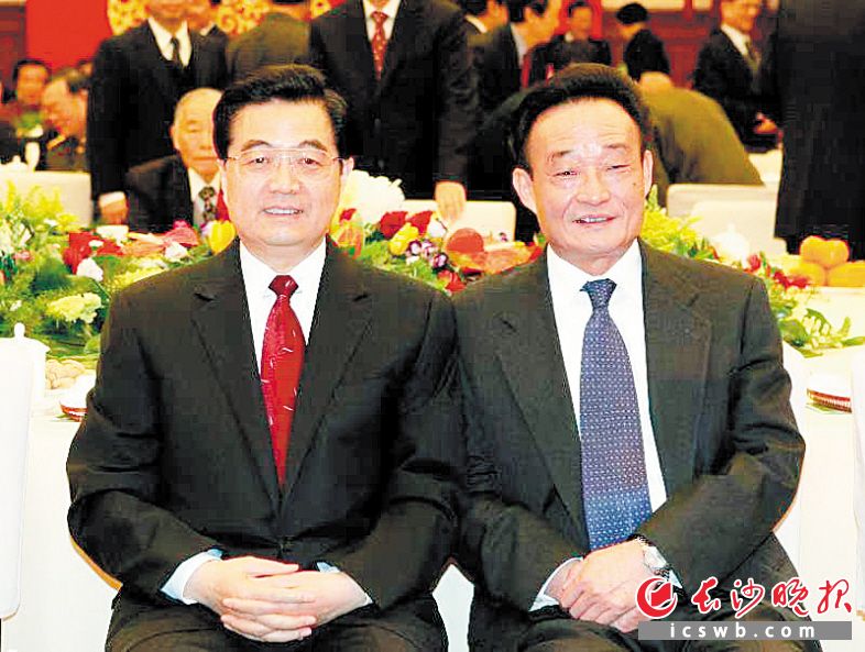 　　2005年1月1日，全国政协在北京举行新年茶话会。这是胡锦涛同志与吴邦国同志在一起。      新华社记者 樊如钧 摄